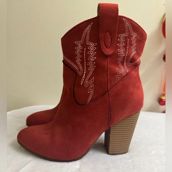 Code West red faux-suede Western ankle boots. Size 6.5 - Picture 5 of 16